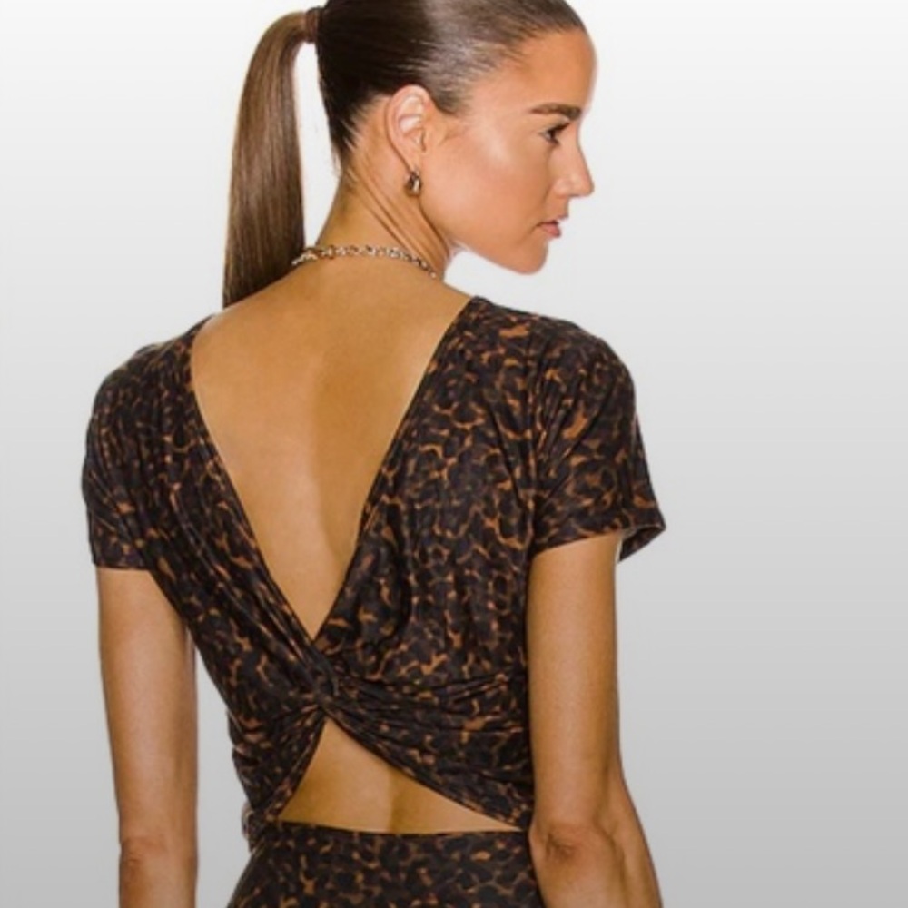Beyond Yoga | Featherweight Twist Out Cropped Tee | Chai Tortoise | Size L